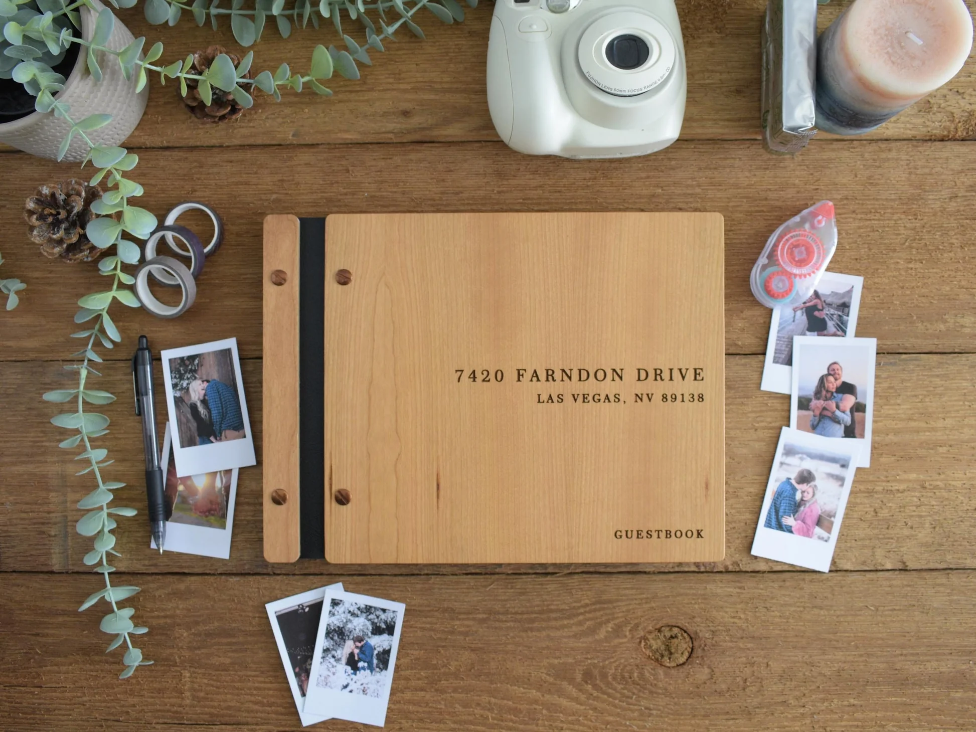 Album guestbook MyCabina — poze lipite cu mesaje scrise de mână